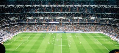 中超联赛直播画面 - 上海海港与山东泰山的中国足球顶级对决