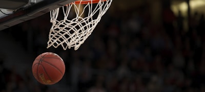 NBA季后赛直播画面 - 洛杉矶湖人队与金州勇士队的西部半决赛